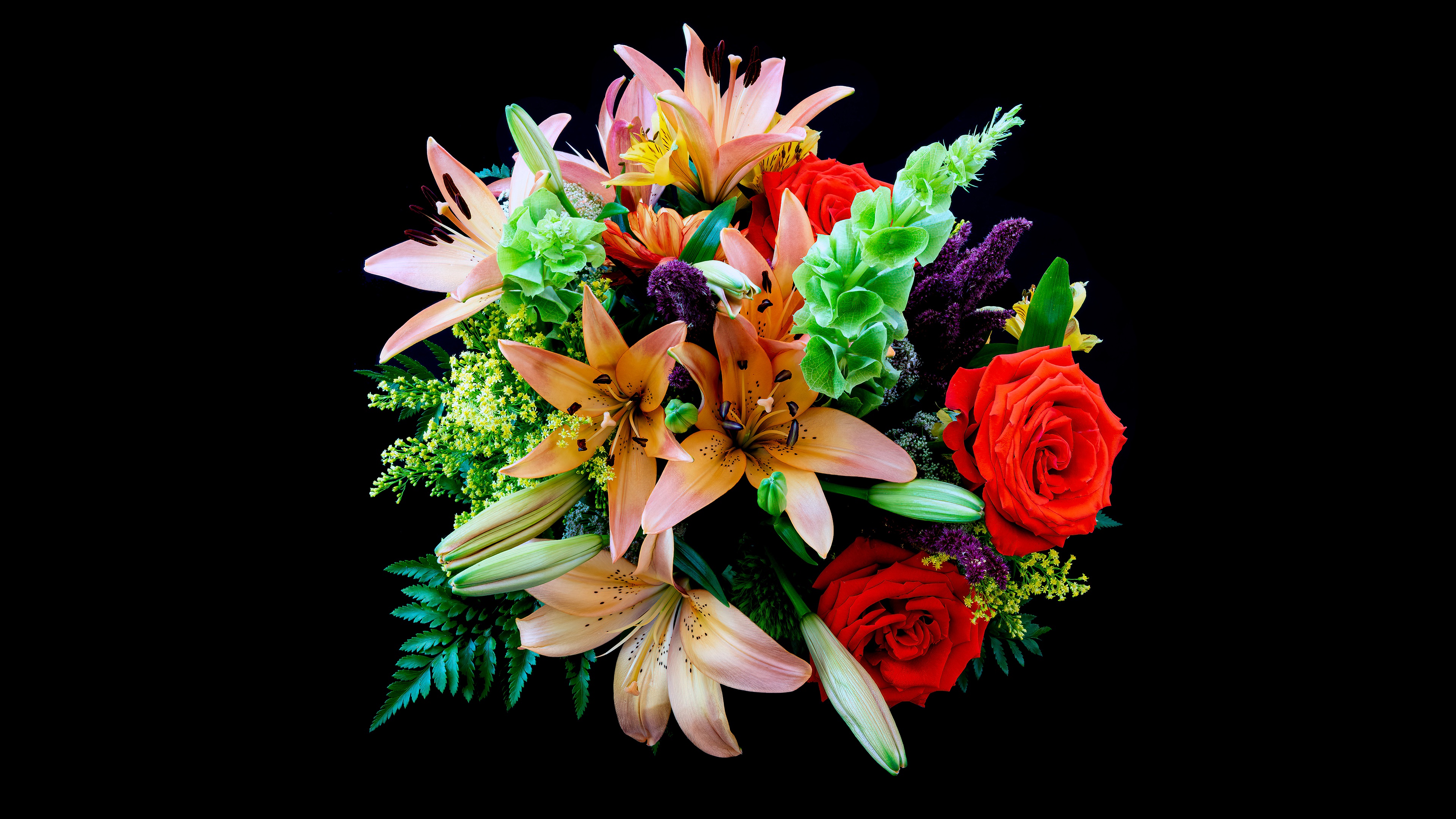 Free photo Bouquet of roses with lilies on black background
