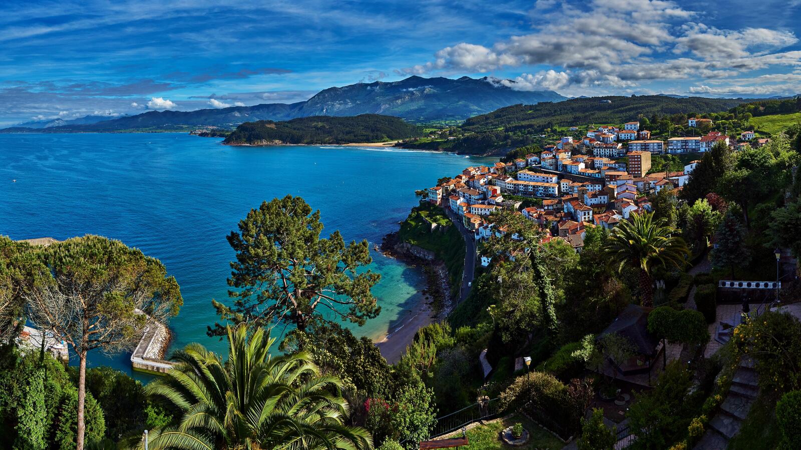 Бесплатное фото Красивое побережье в Испании с городом у моря