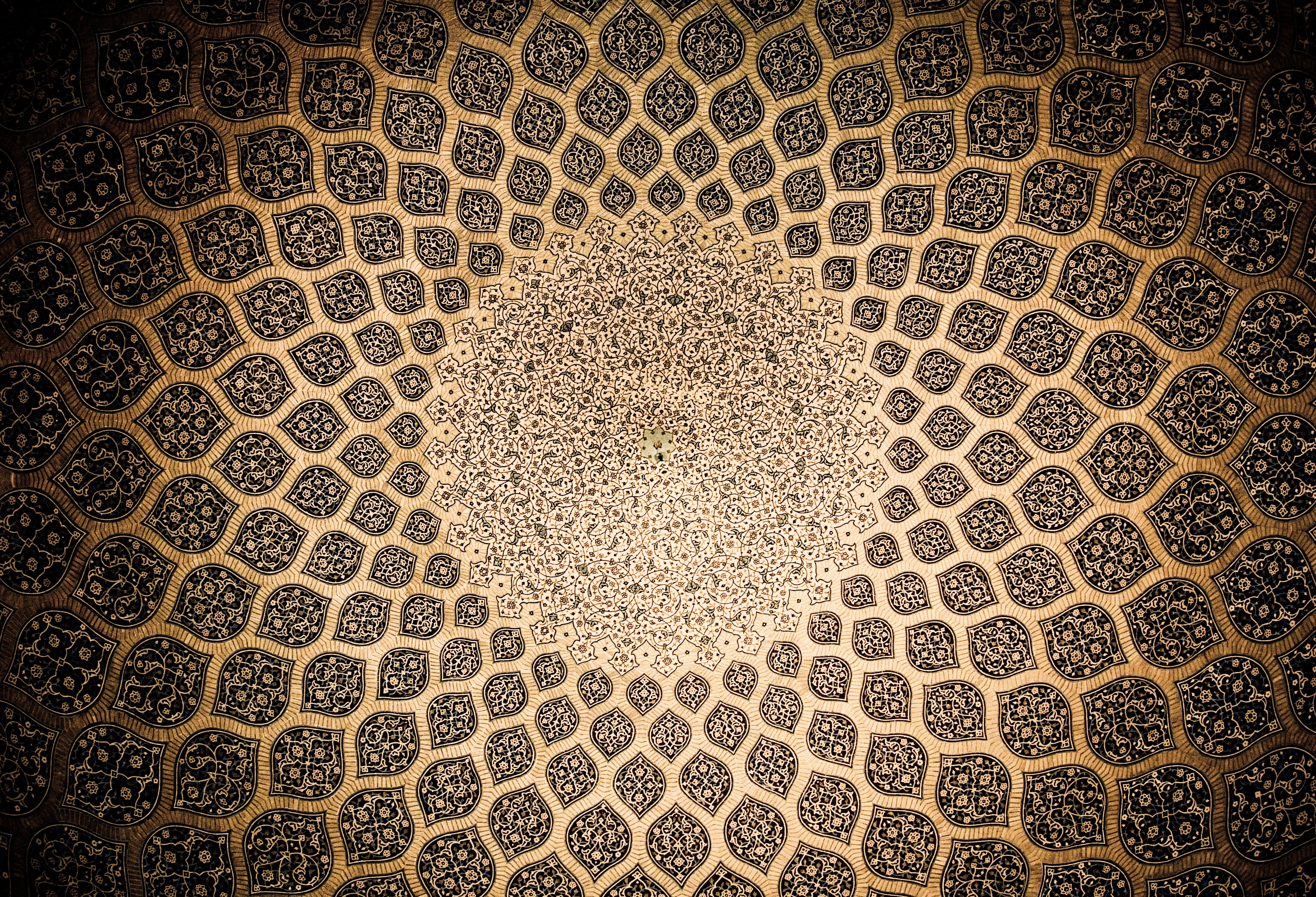 Free photo Fractal pattern on the ceiling