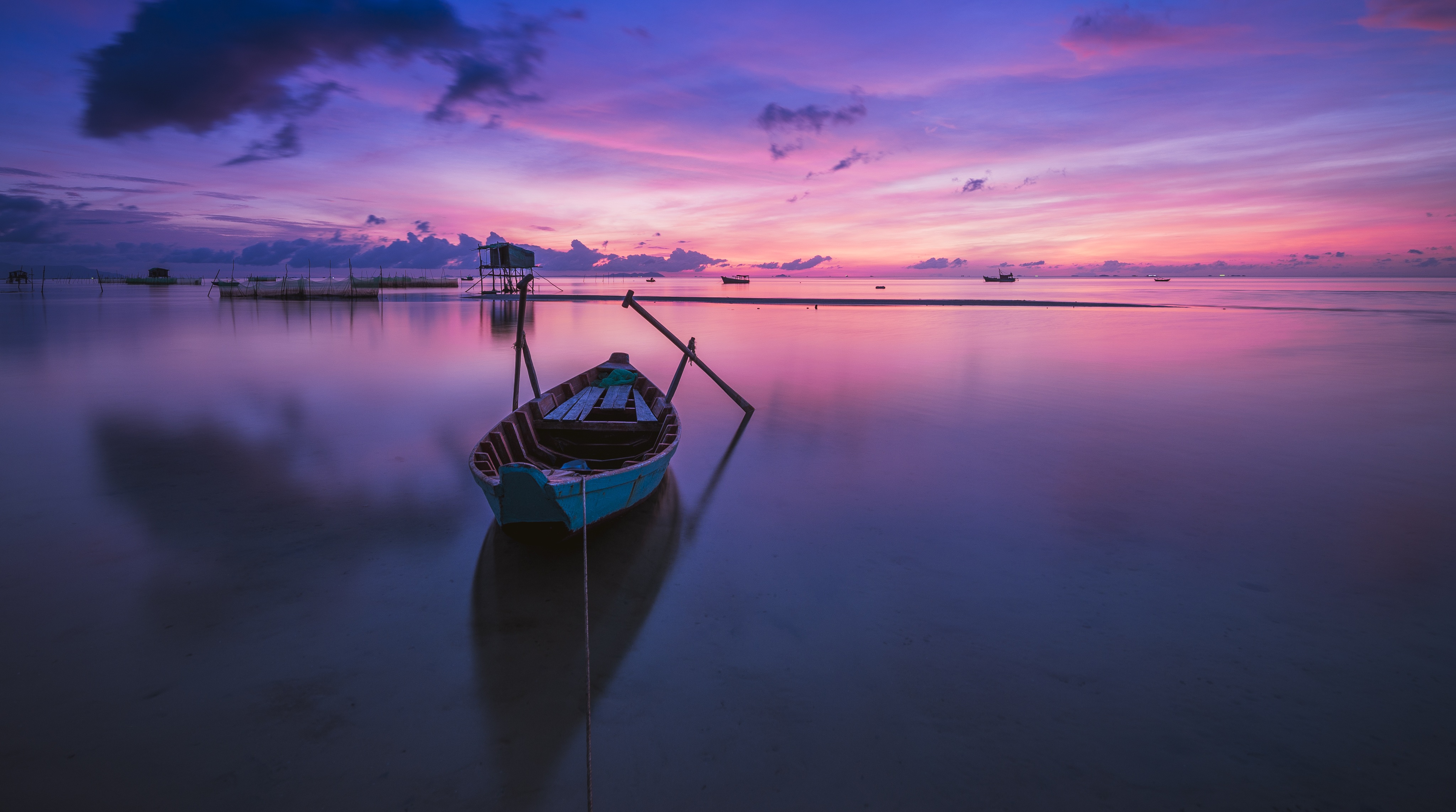 Free photo A boat on a lake with a purple sunset