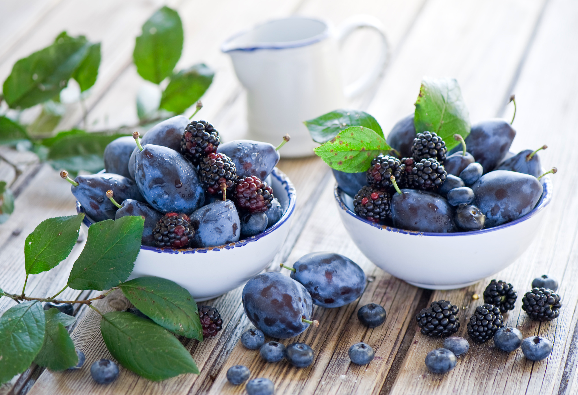 新鲜采摘的蓝莓和李子