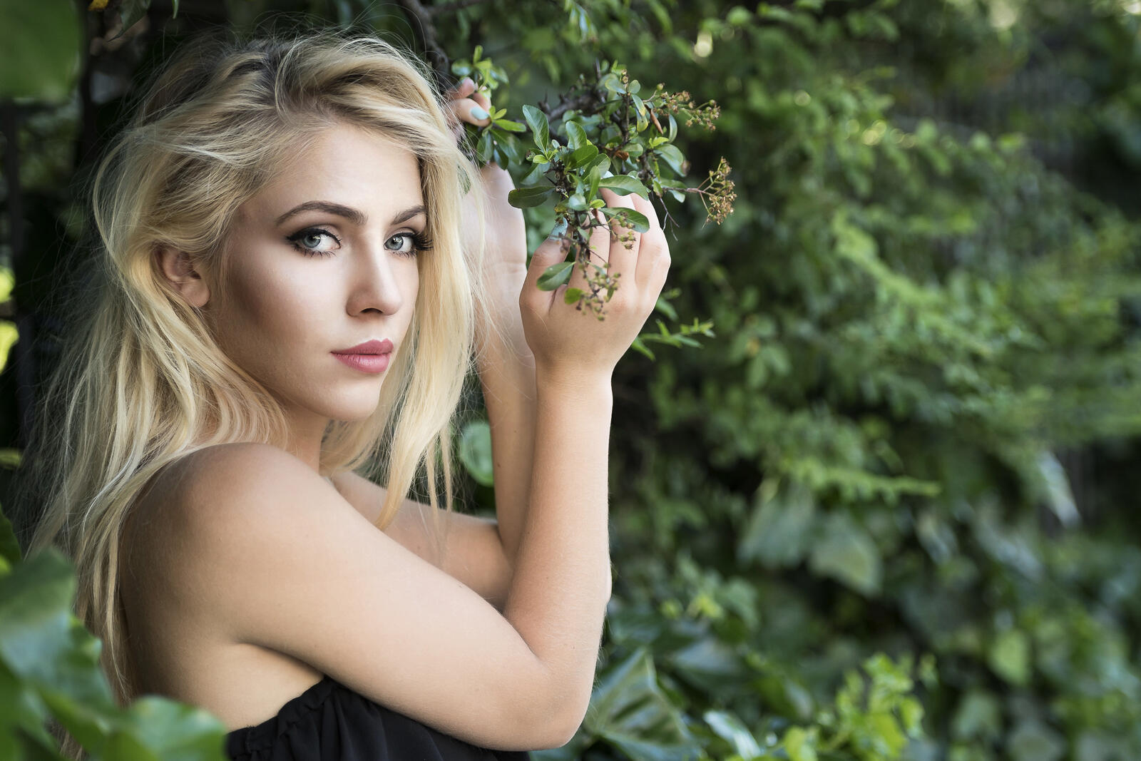 Free photo A blonde girl poses with a flower