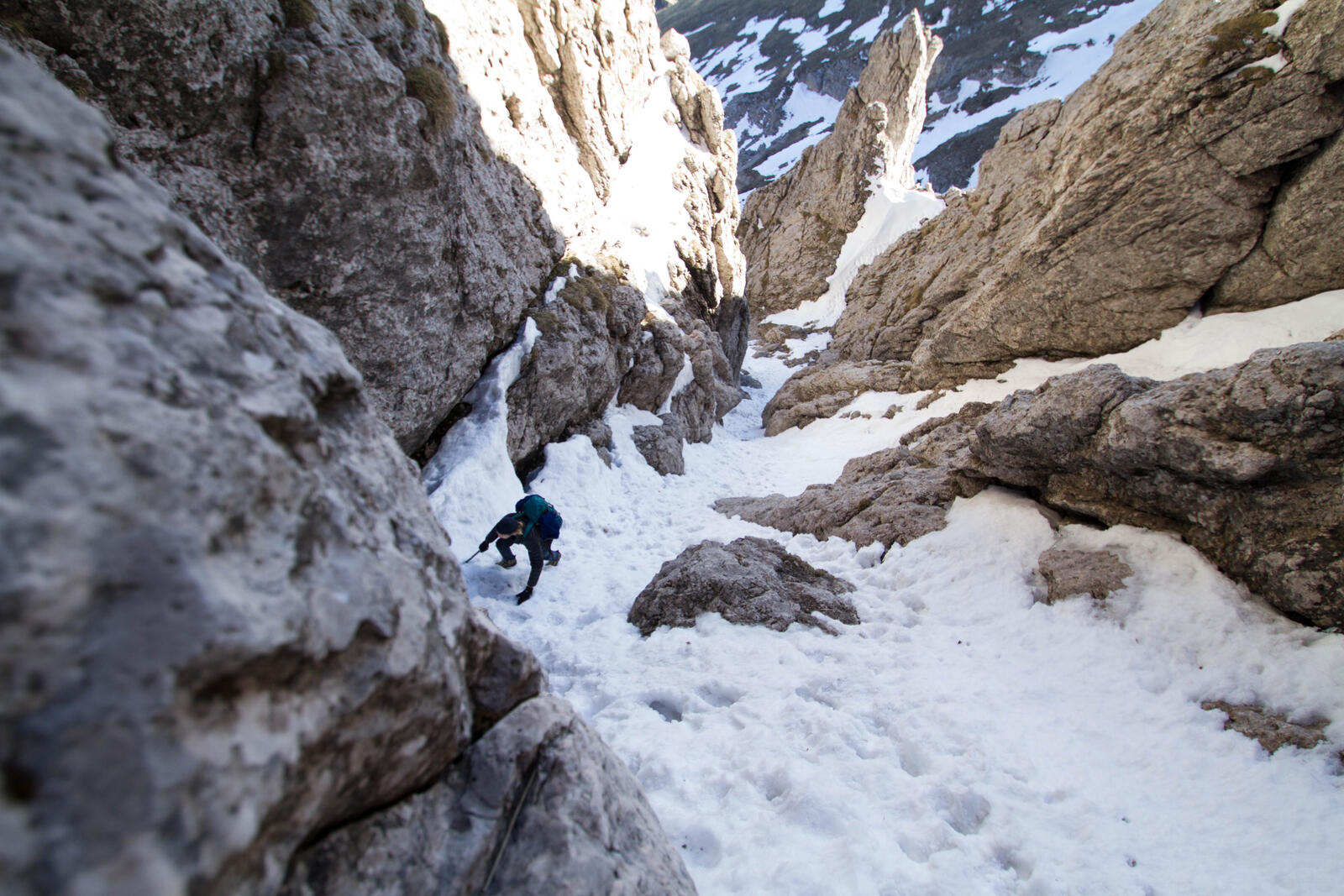 Бесплатное фото Альпинист взбирается на гору по снегу