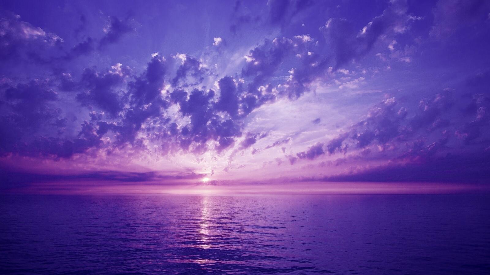 Бесплатное фото Фиолетовый закат на небе с облаками на море