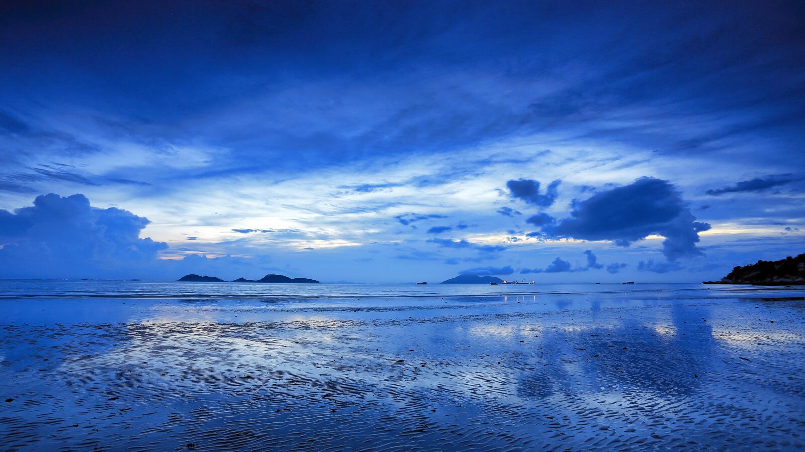 Free photo Blue ocean with blue sky
