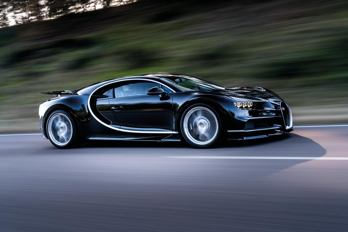 Черный Bugatti Chiron в движении