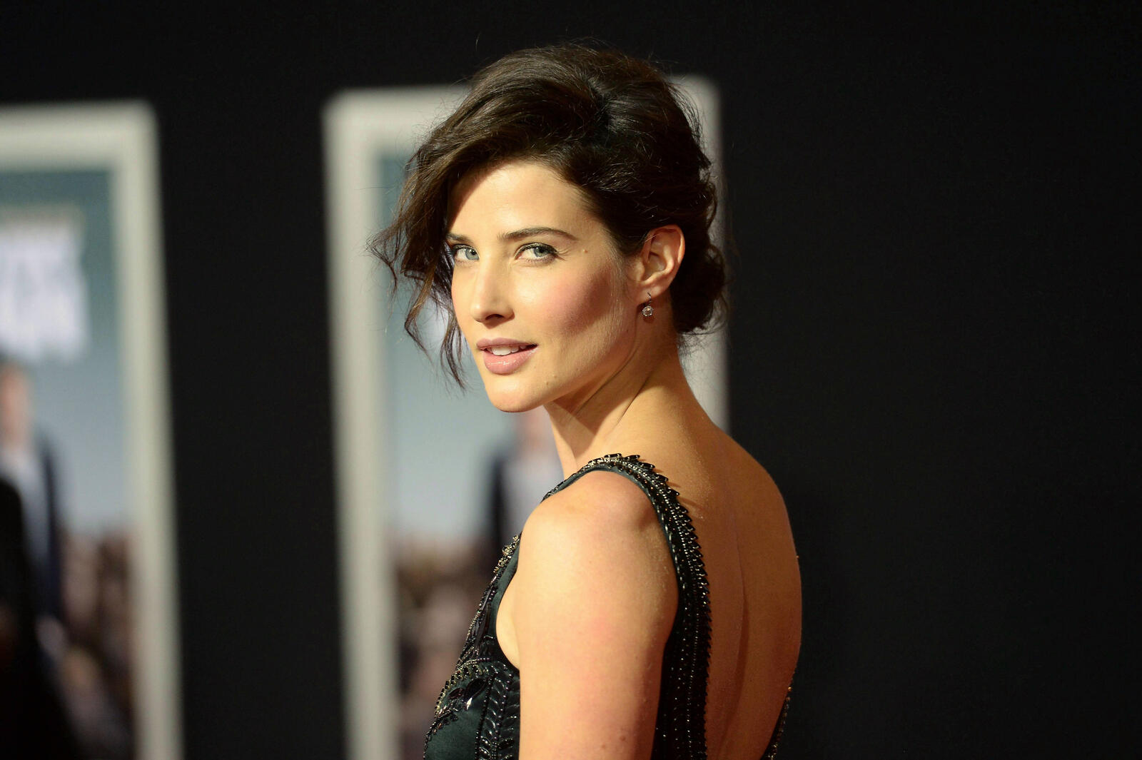 Free photo The brunette Cobie Smulders turned on the photographer