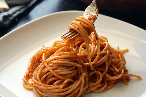 Обои с вкусными спагетти в красном соусе