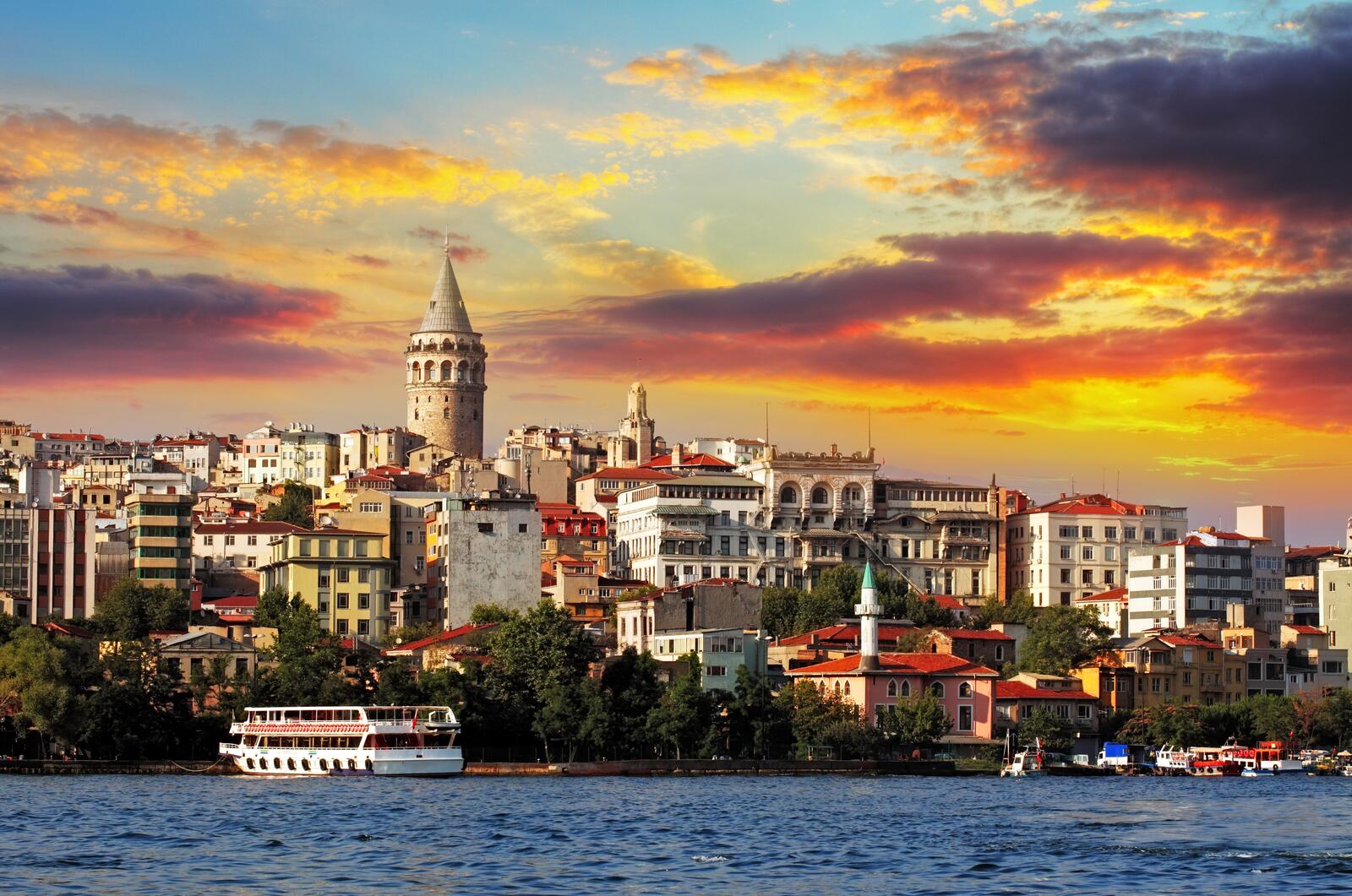 Free photo View of evening Istanbul