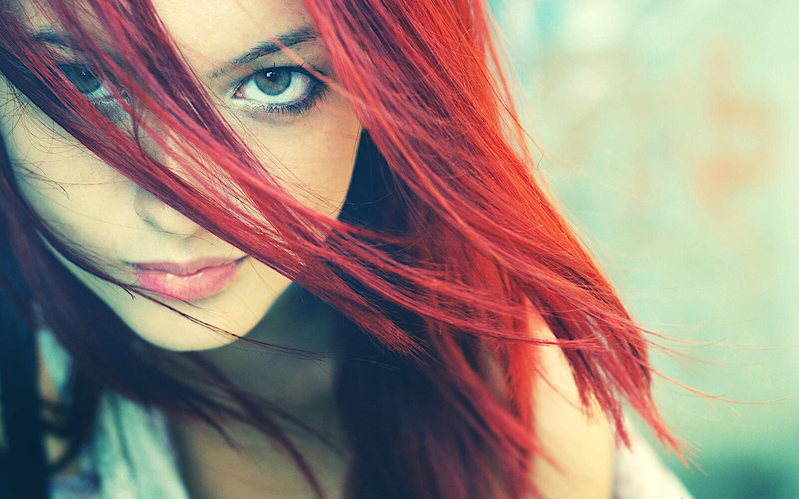 Бесплатное фото Портрет девушки с красными волосами