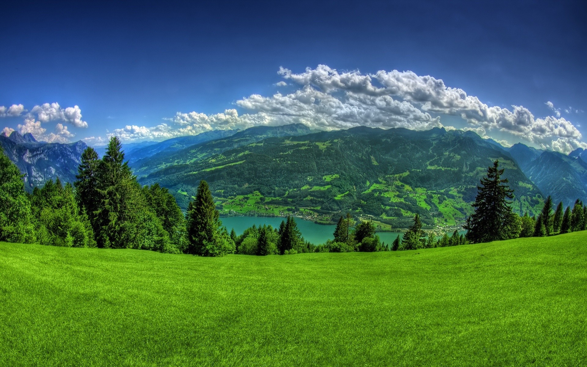 Бесплатное фото Красивый летний пейзаж с рекой у подножья гор