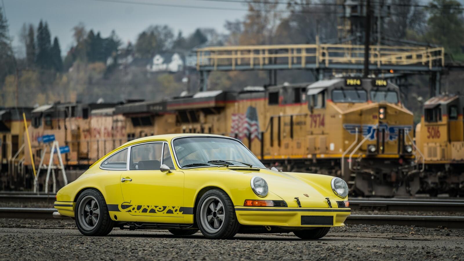 Бесплатное фото Porsche 911 carrera t желтого цвета