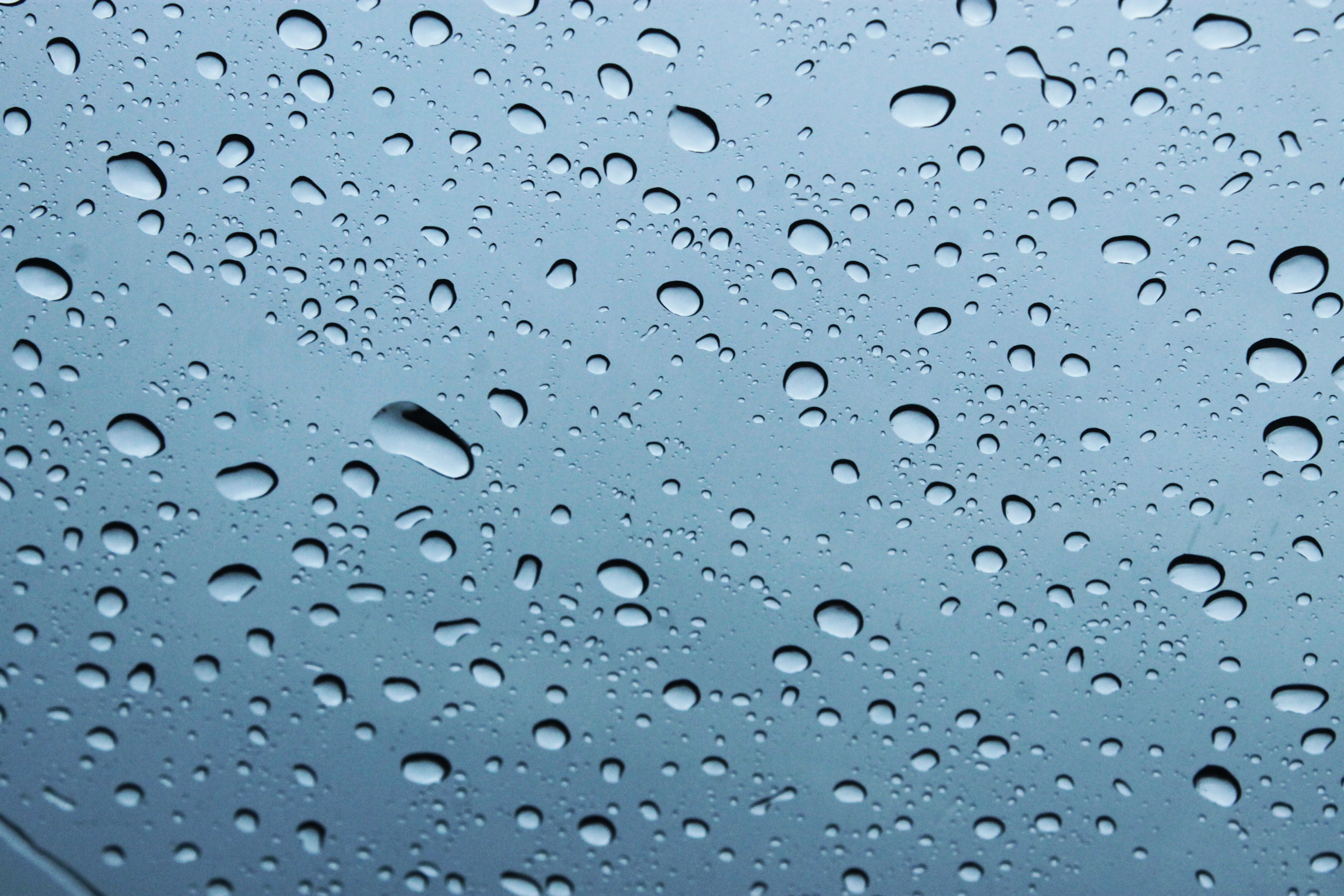 Бесплатное фото Дождь за стеклом