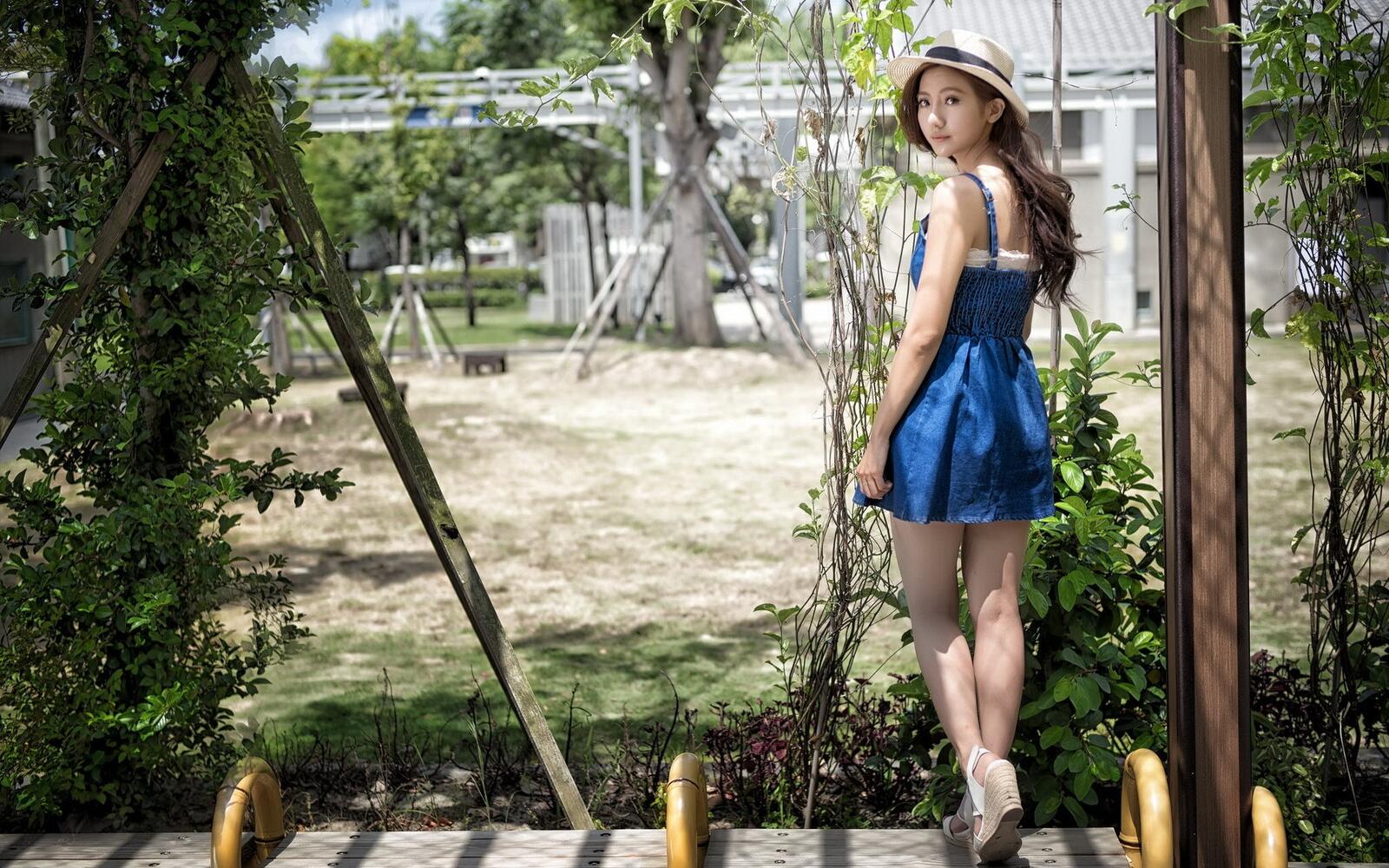 Бесплатное фото Азиатская девушка в синем платье