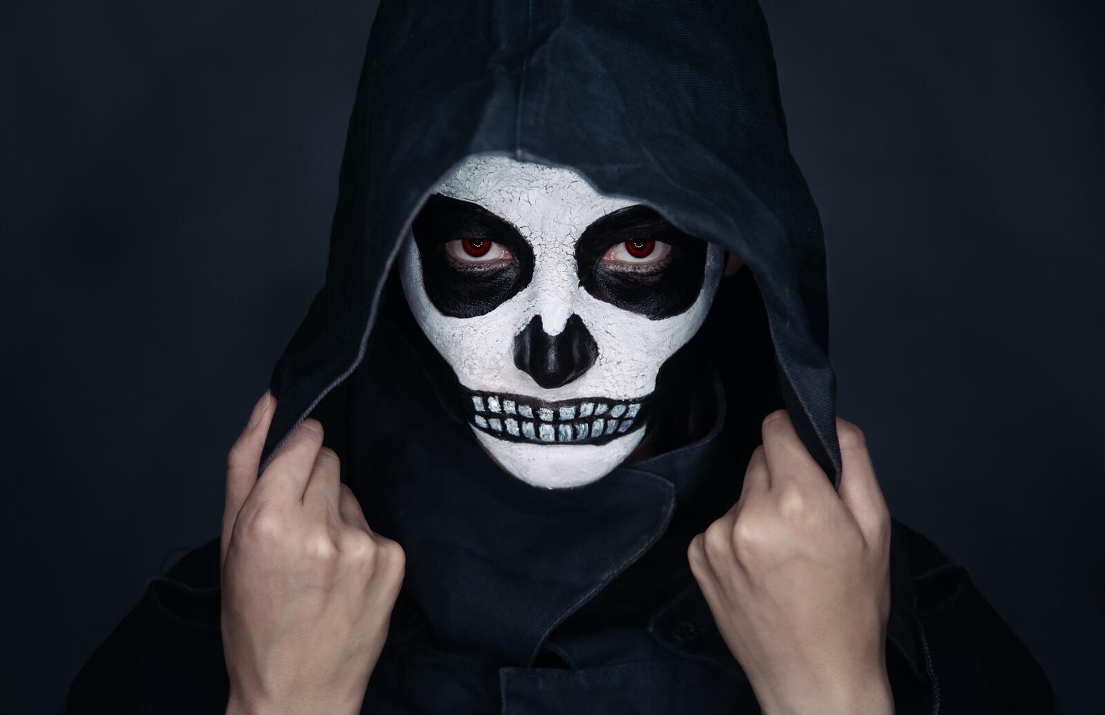 Free photo Hooded girl with skull makeup
