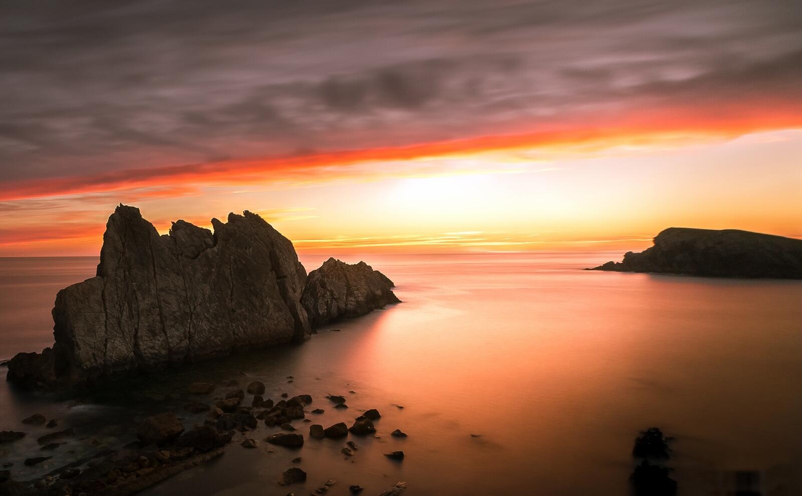 Бесплатное фото Спокойный закат у берега моря