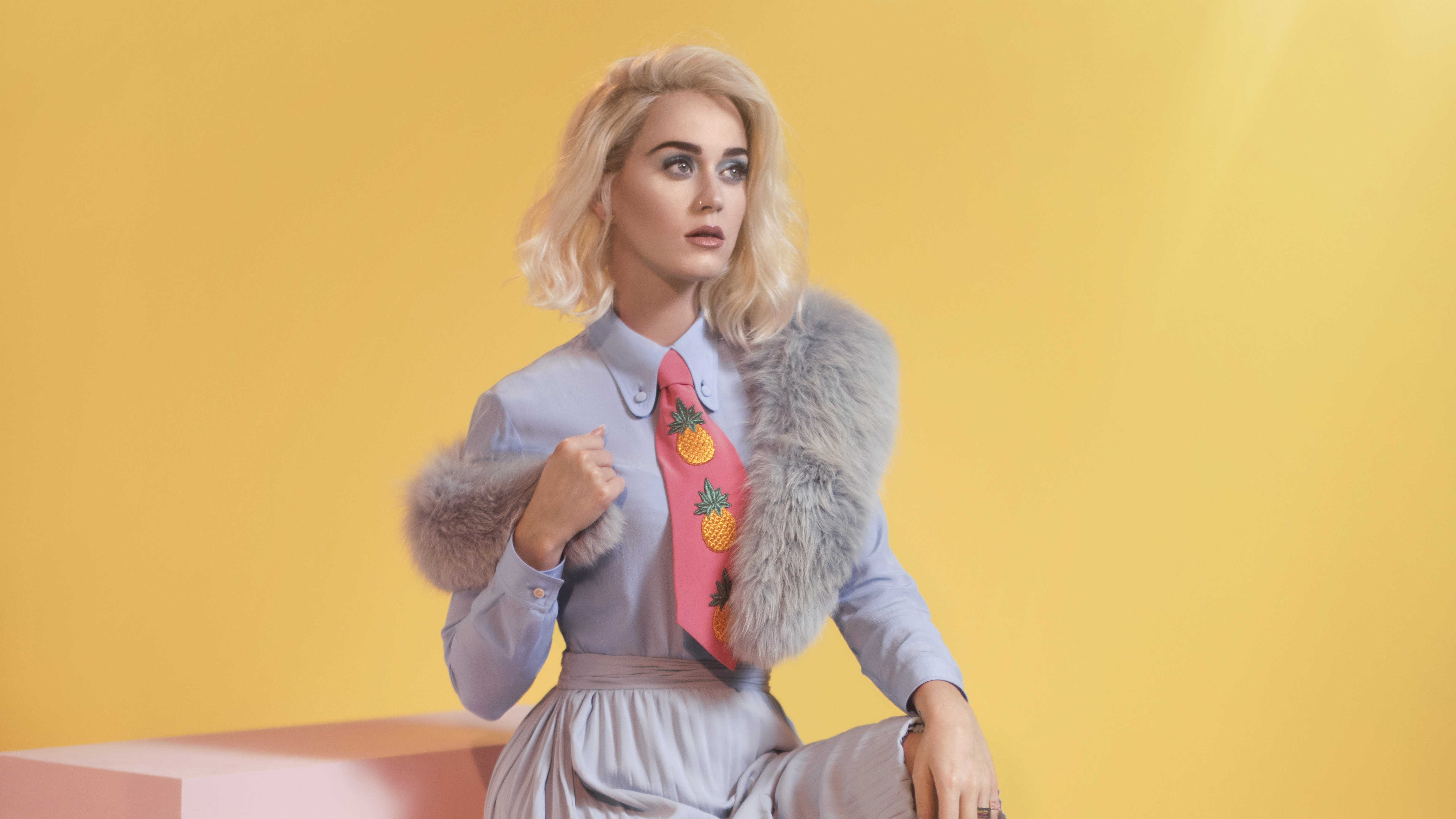 Free photo Blonde-haired Katy Perry with short hair