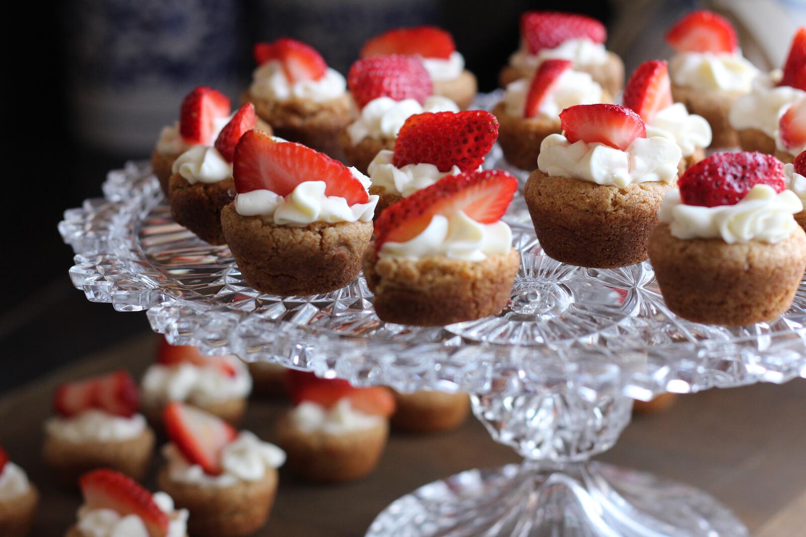 Free photo Tasty little strawberry muffins