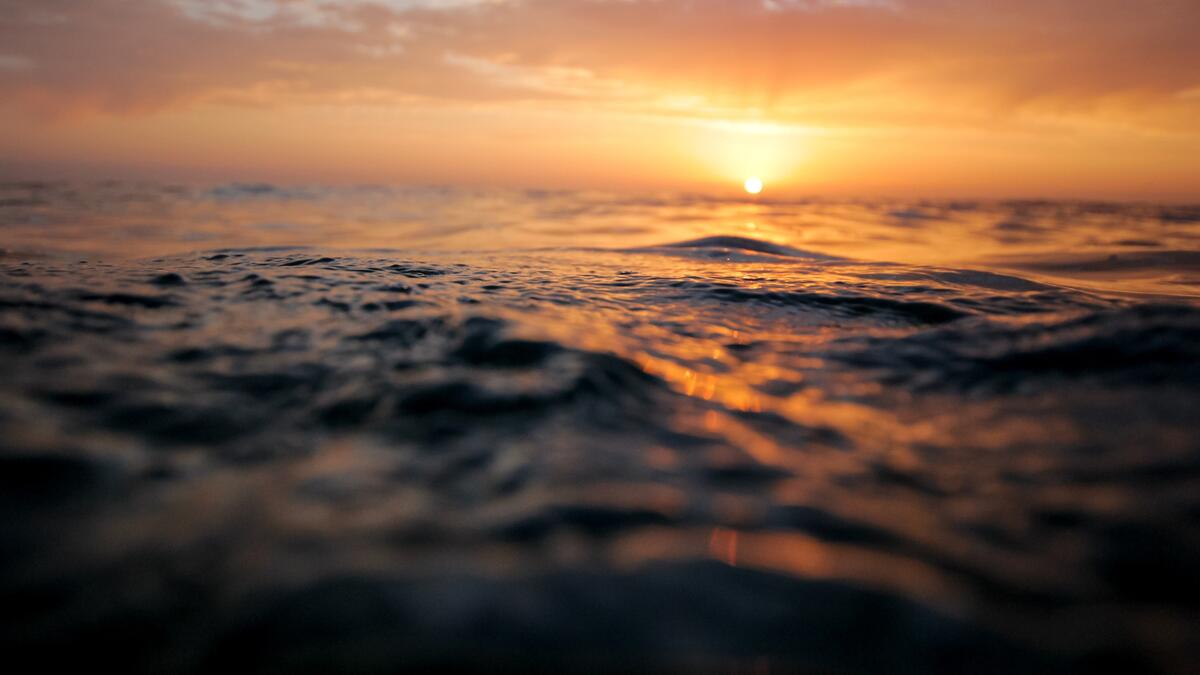 Морские волны на закате