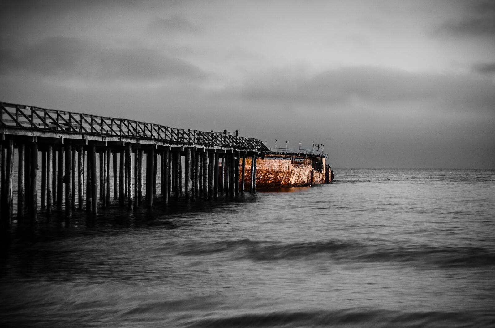 Free photo A picture of a big old pier on a gray afternoon