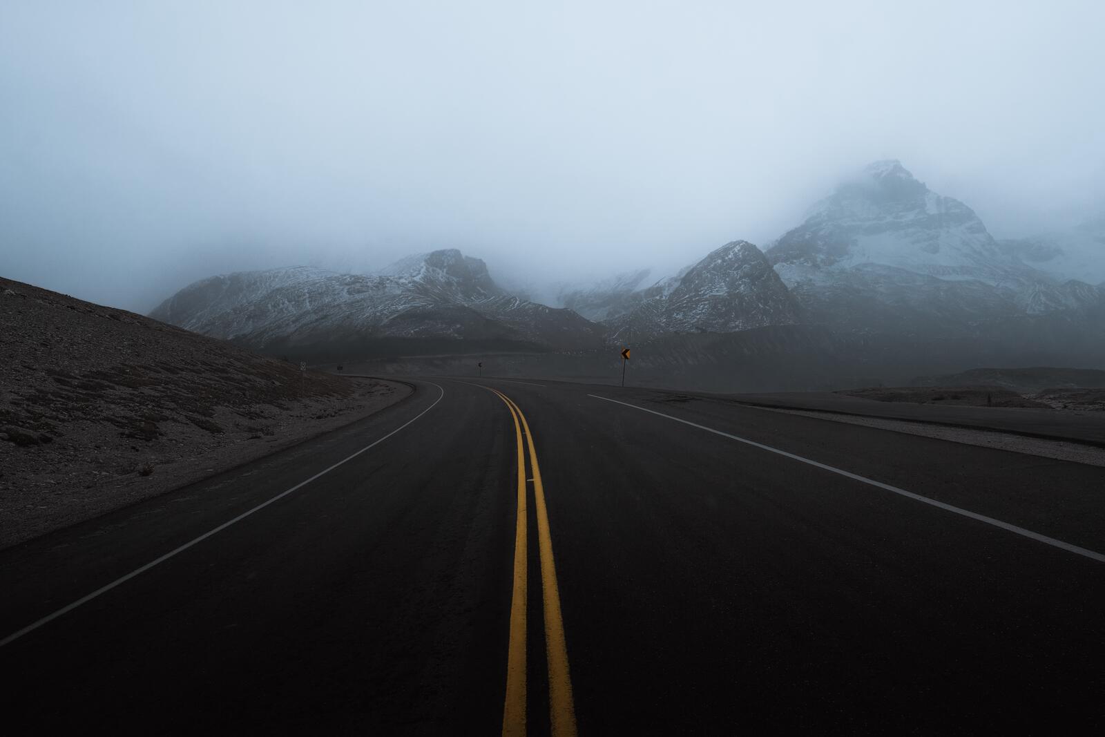 Бесплатное фото Туманная дорога в сумерки
