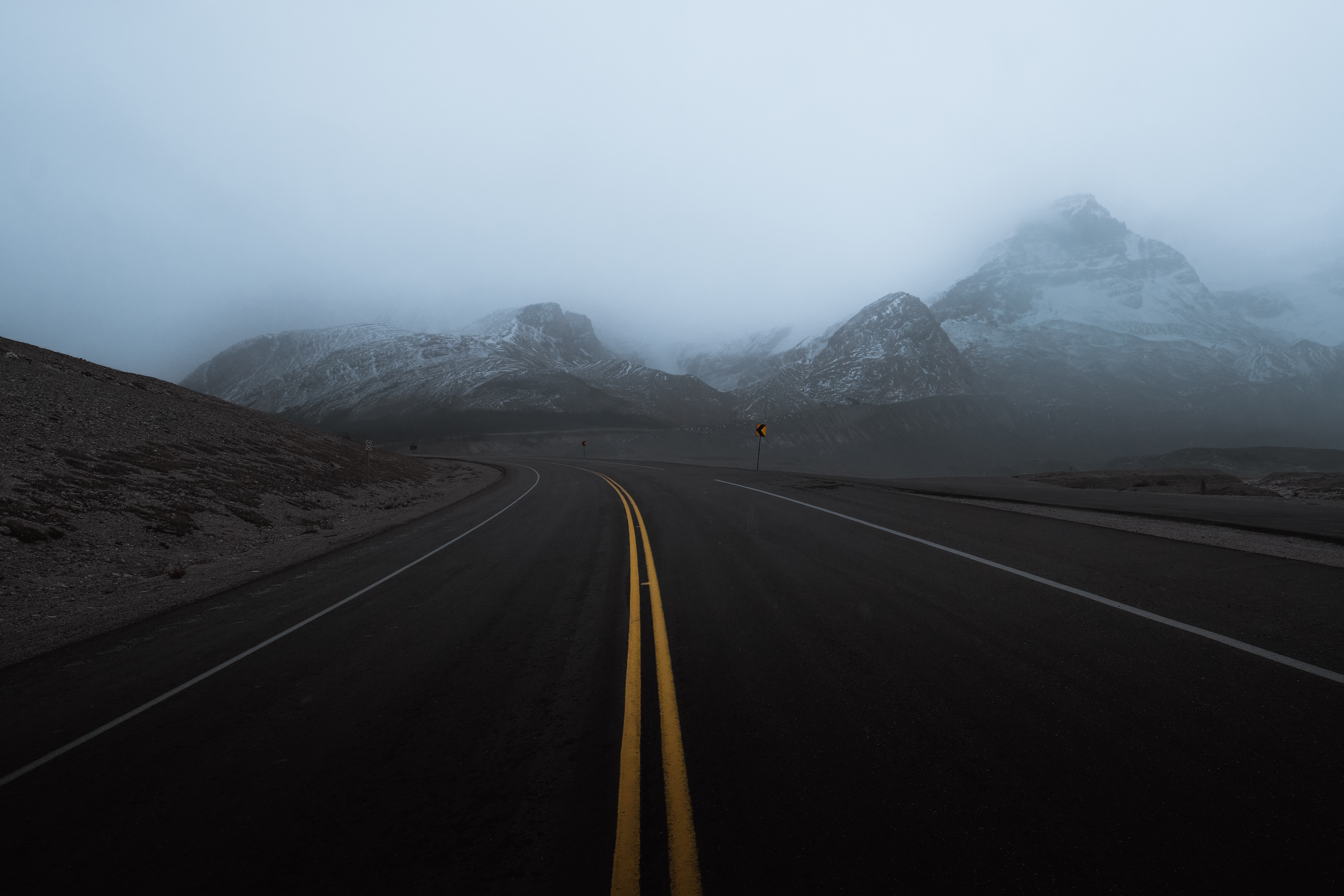 Фото бесплатно обои туманная дорога, горы, разметка дорог