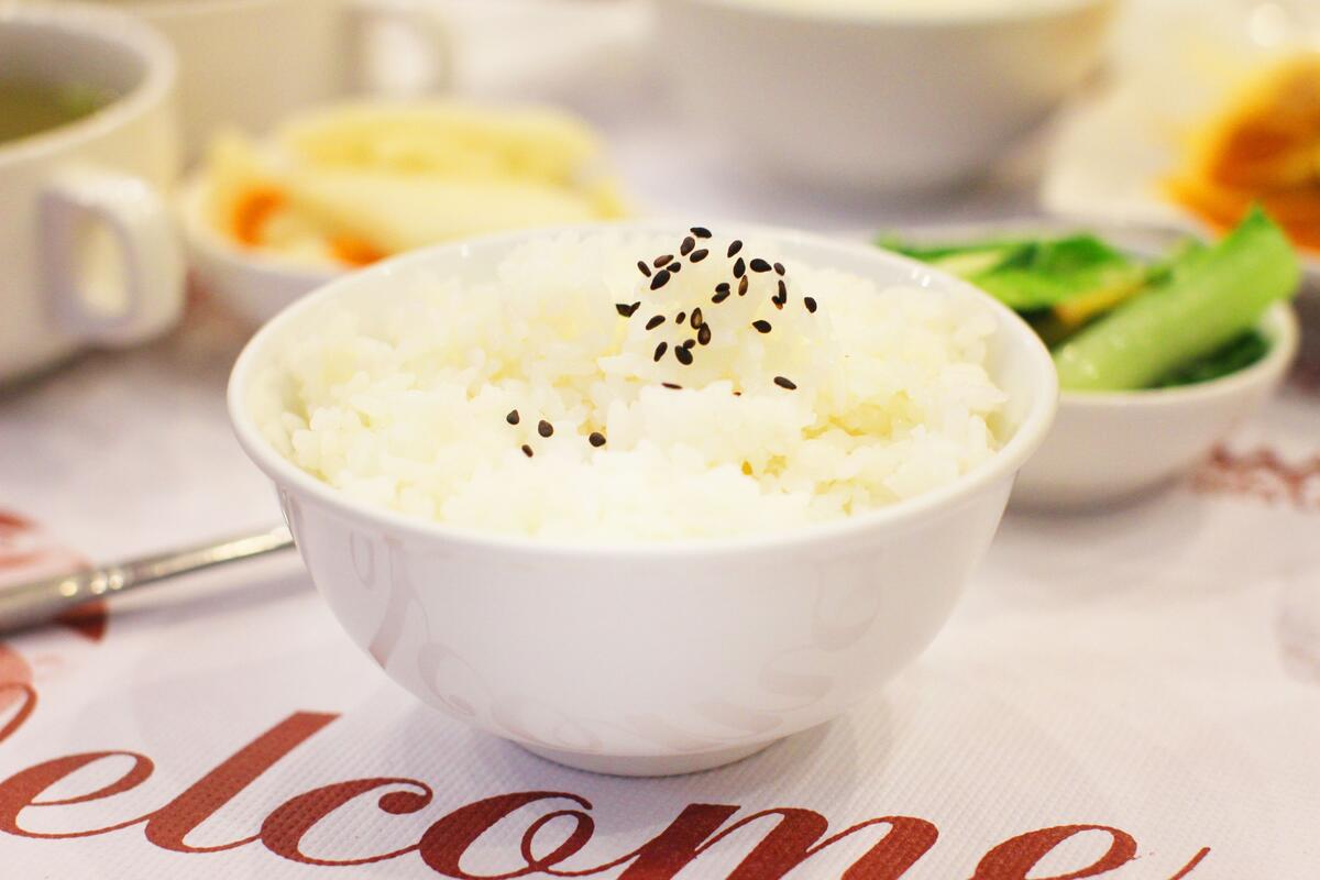 Тарелка риса со свежими овощами