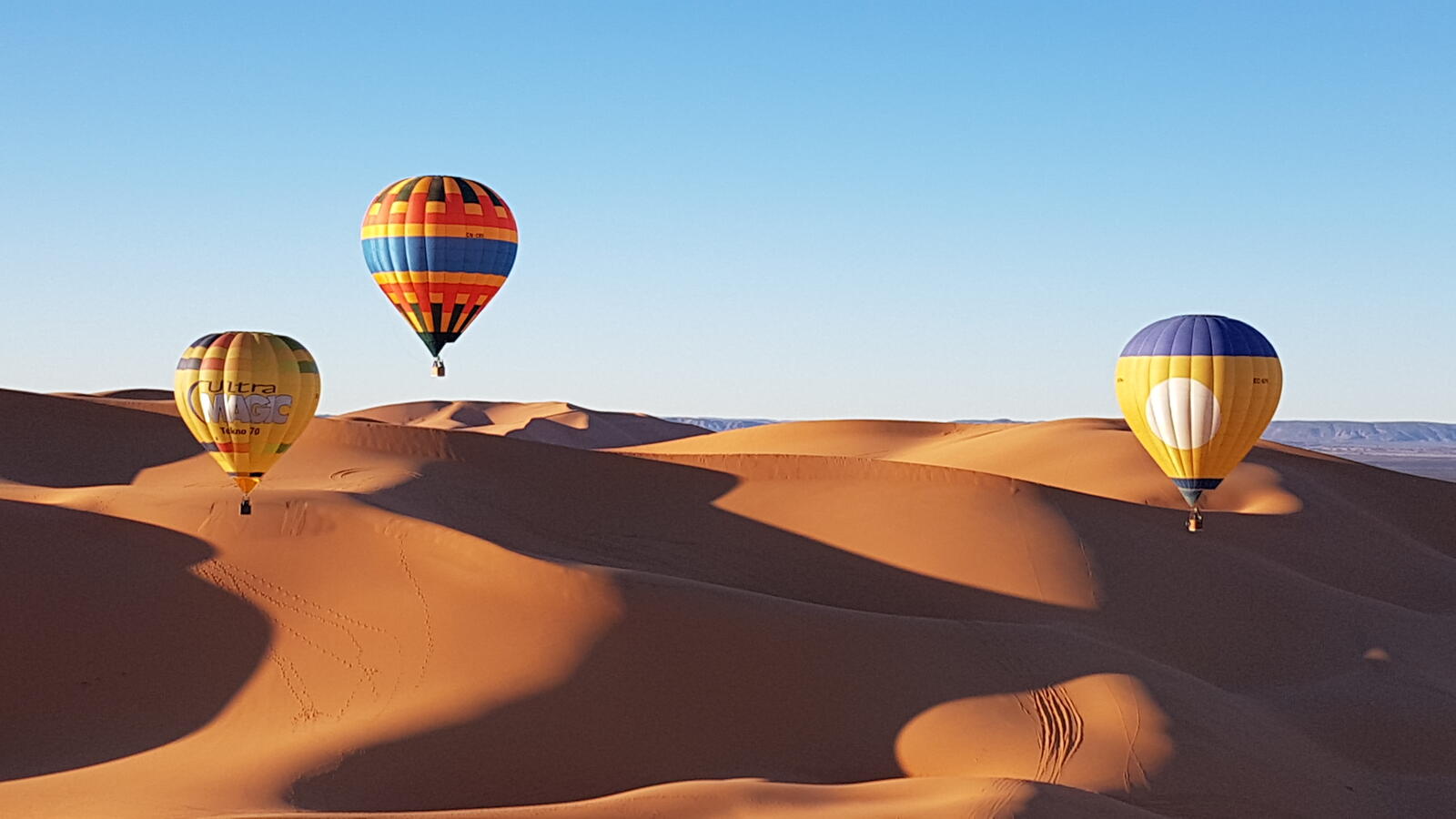 Бесплатное фото Воздушные шары над пустыней