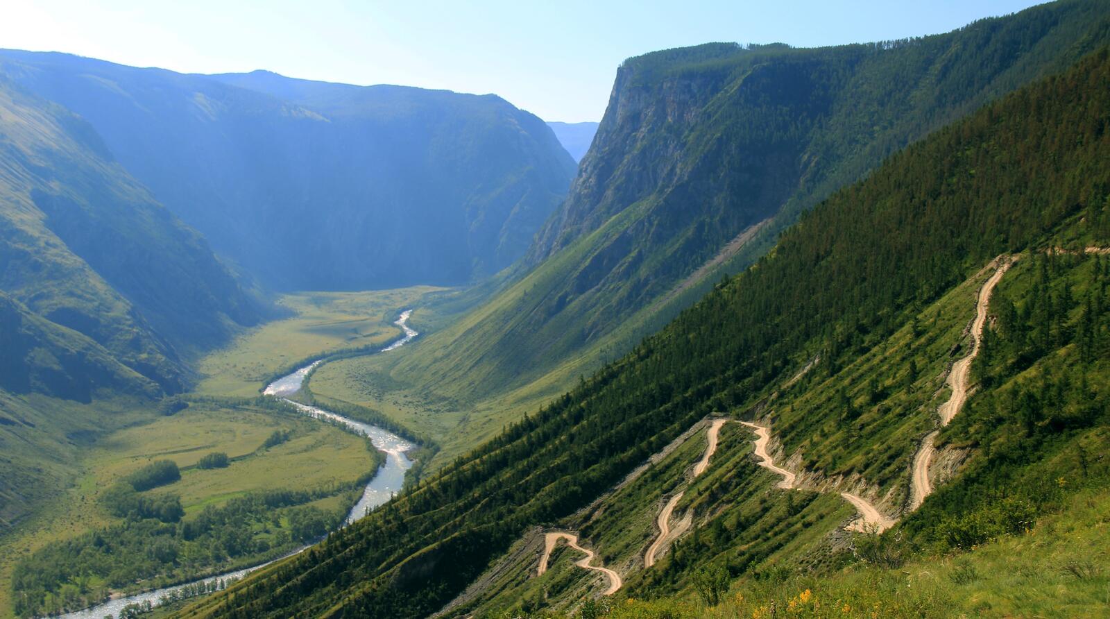 Бесплатное фото Река текущая в ущелье горной местности