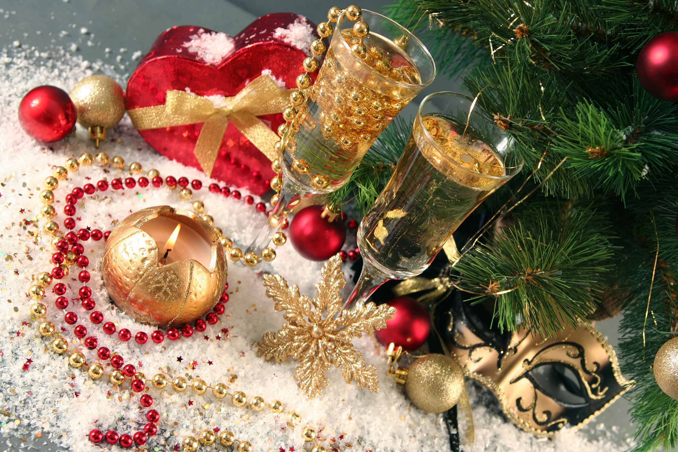 Бесплатное фото Два бокала шампанского в новогодней атмосфере