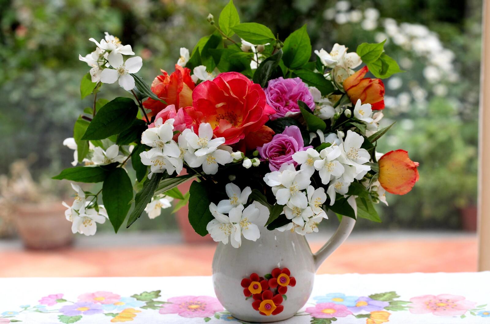Бесплатное фото Красивый букет цветов в графине