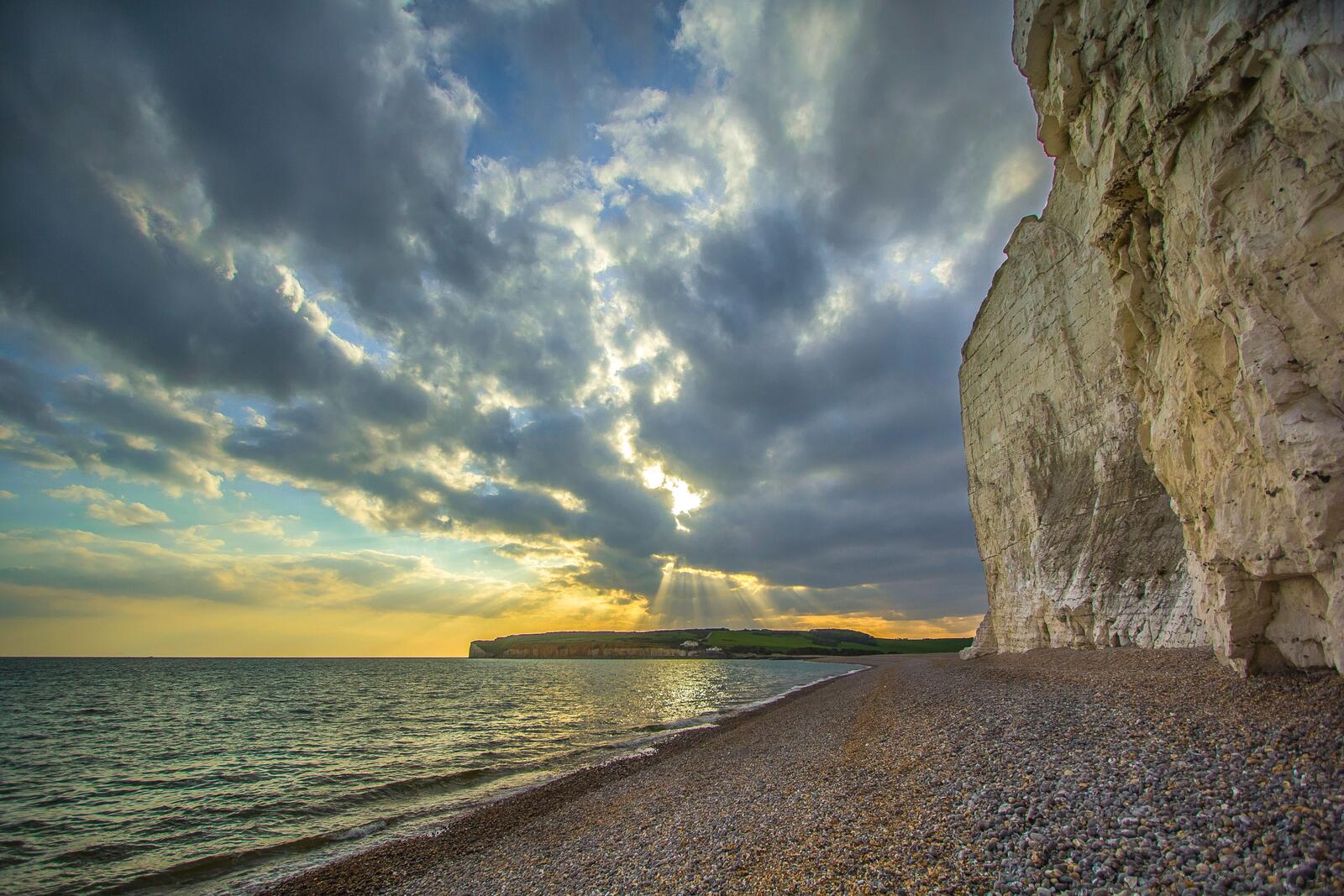 Бесплатное фото Высокая скала на берегу моря