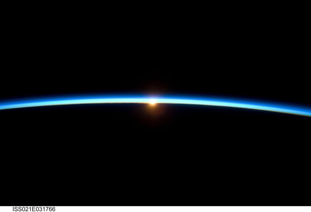 Восход солнца с видом из космоса