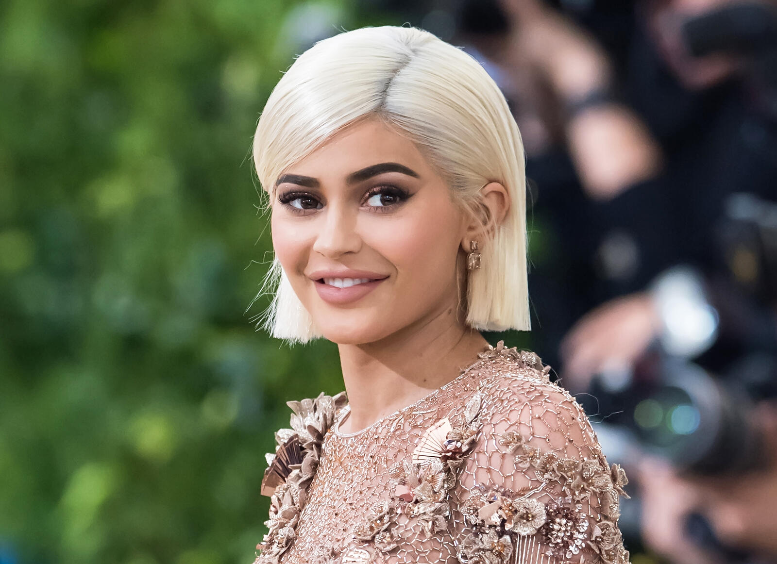 Free photo Blonde-haired Kylie Jenner with short hair
