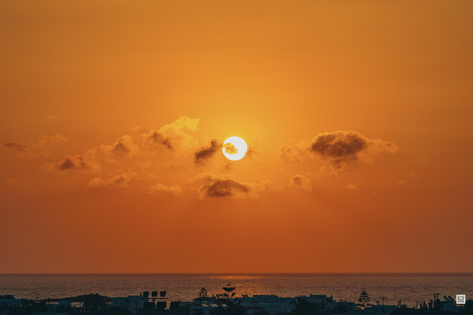 Бесплатное фото Красивое большое солнце на оранжевом небе
