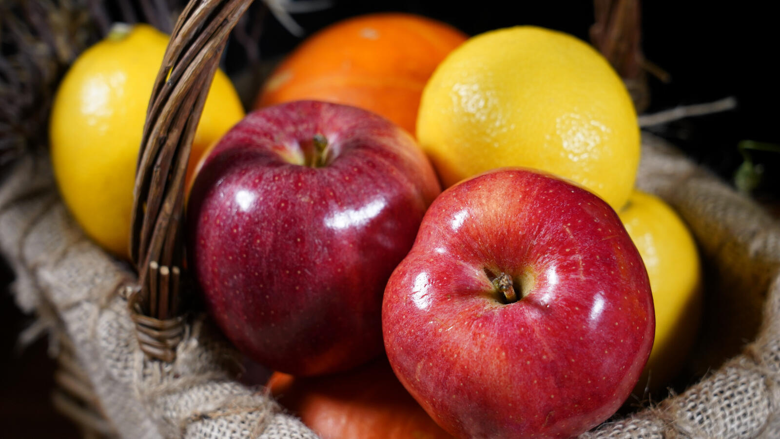 Бесплатное фото Корзинка с цитрусовыми фруктами