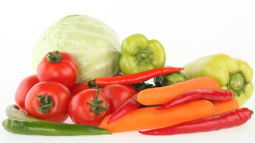 Полезные овощи на белом фоне