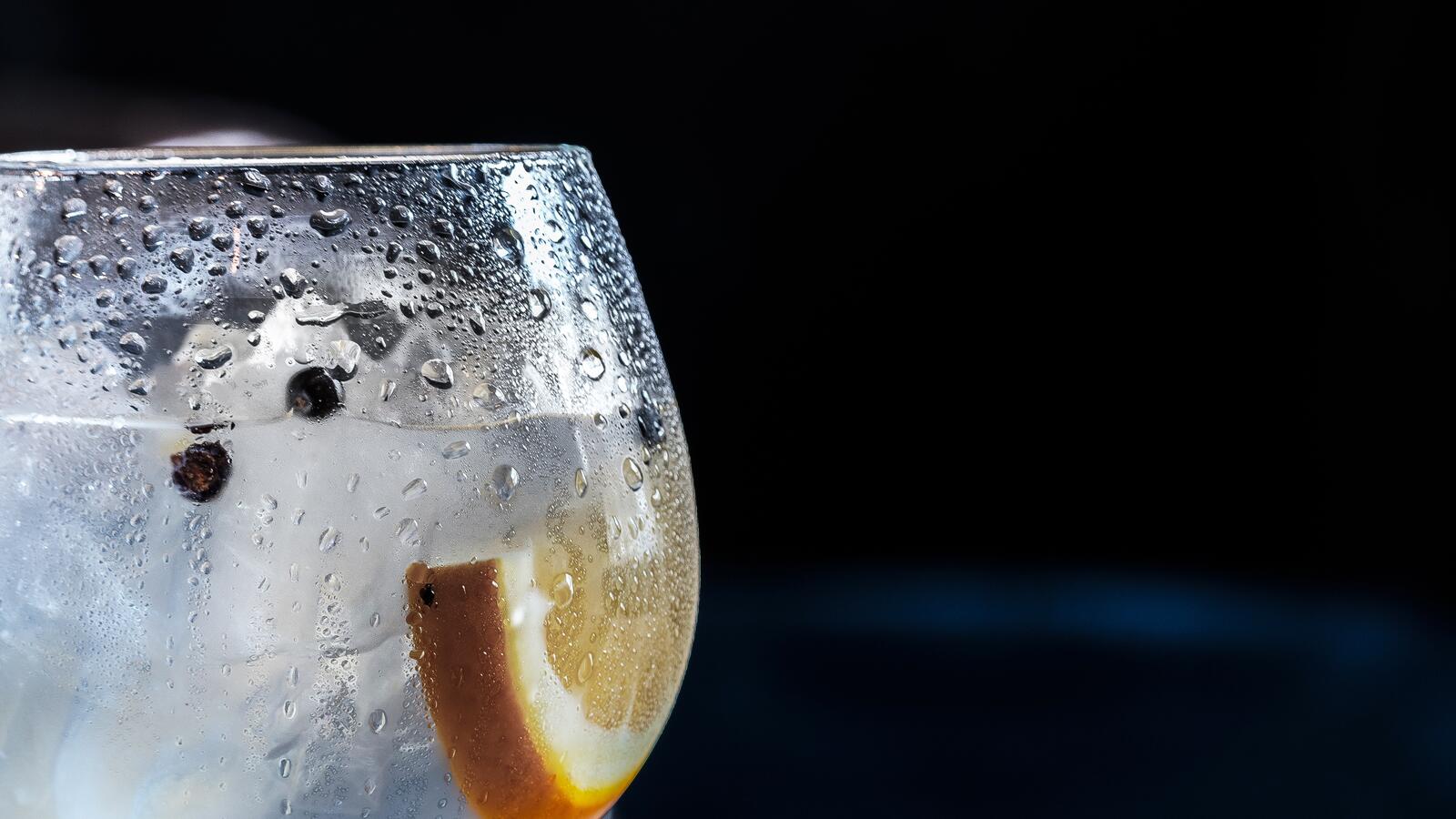 Бесплатное фото Ледяной напиток с лимоном и льдом