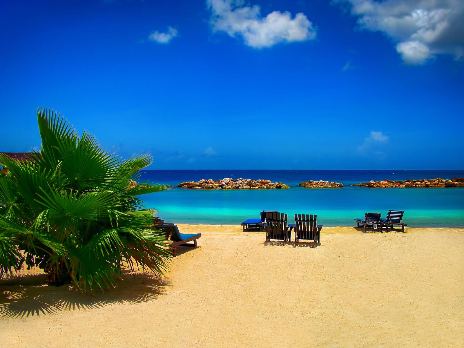 Бесплатное фото Большой песчаный пляж в солнечную погоду у спокойного моря