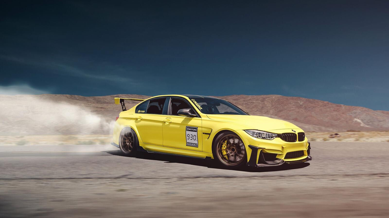 Free photo A yellow BMW M3 in a drift.