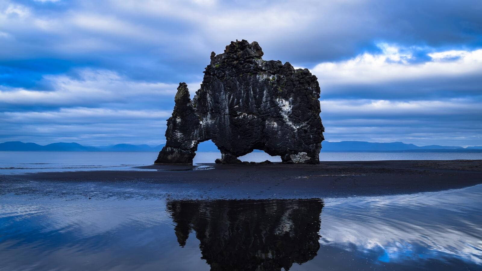Бесплатное фото Островок со скалой в Исландии Хвитсеркур