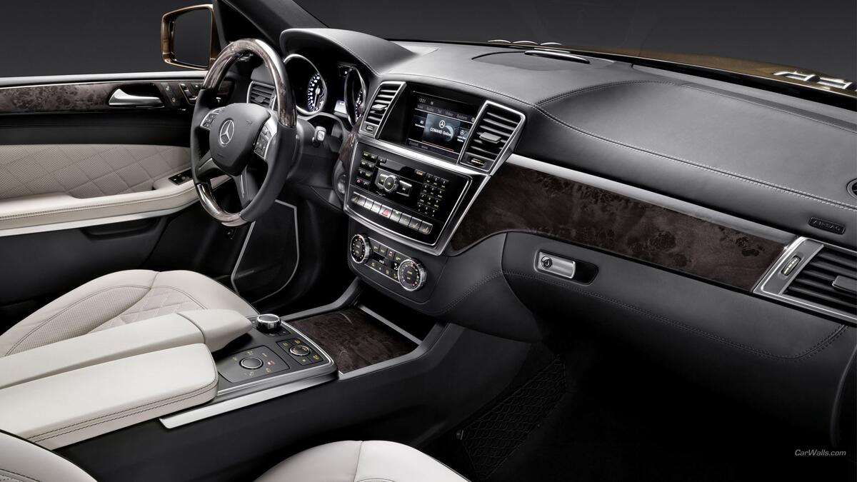White leather interior Mercedes Benz E-Class with black torpedo
