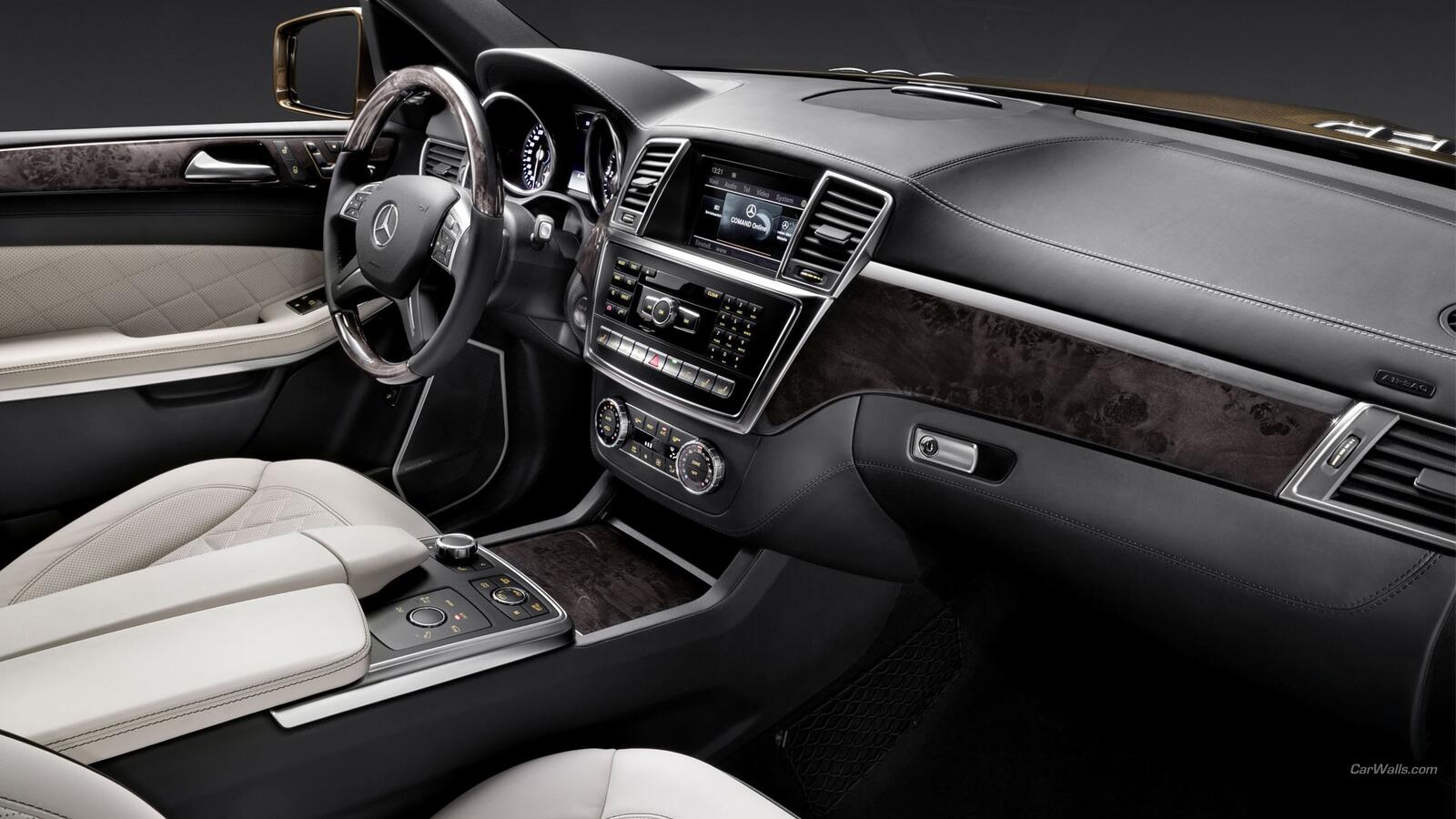 Free photo White leather interior Mercedes Benz E-Class with black torpedo