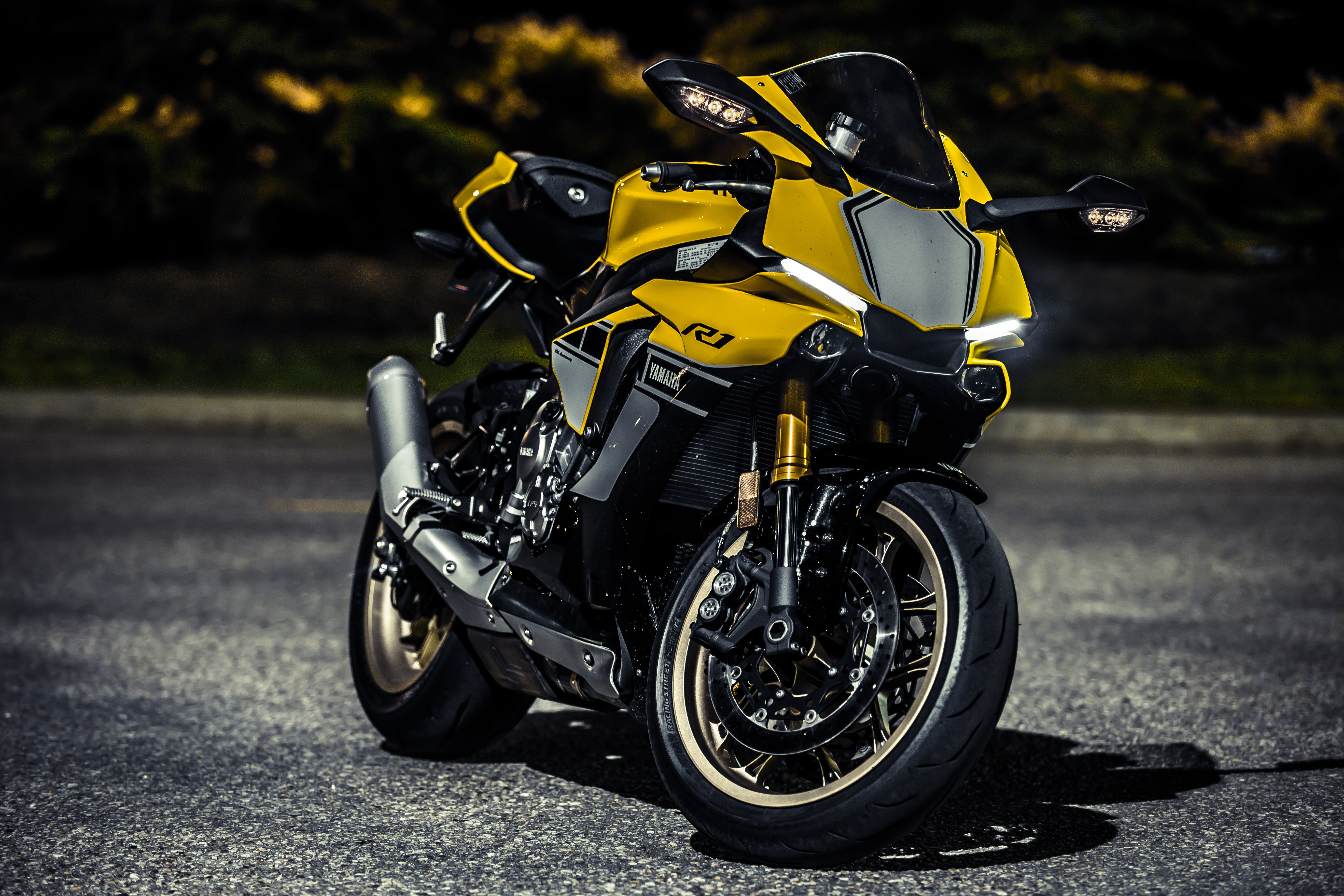 Бесплатное фото Желтый спортивный мотоцикл yamaha yzf-r1