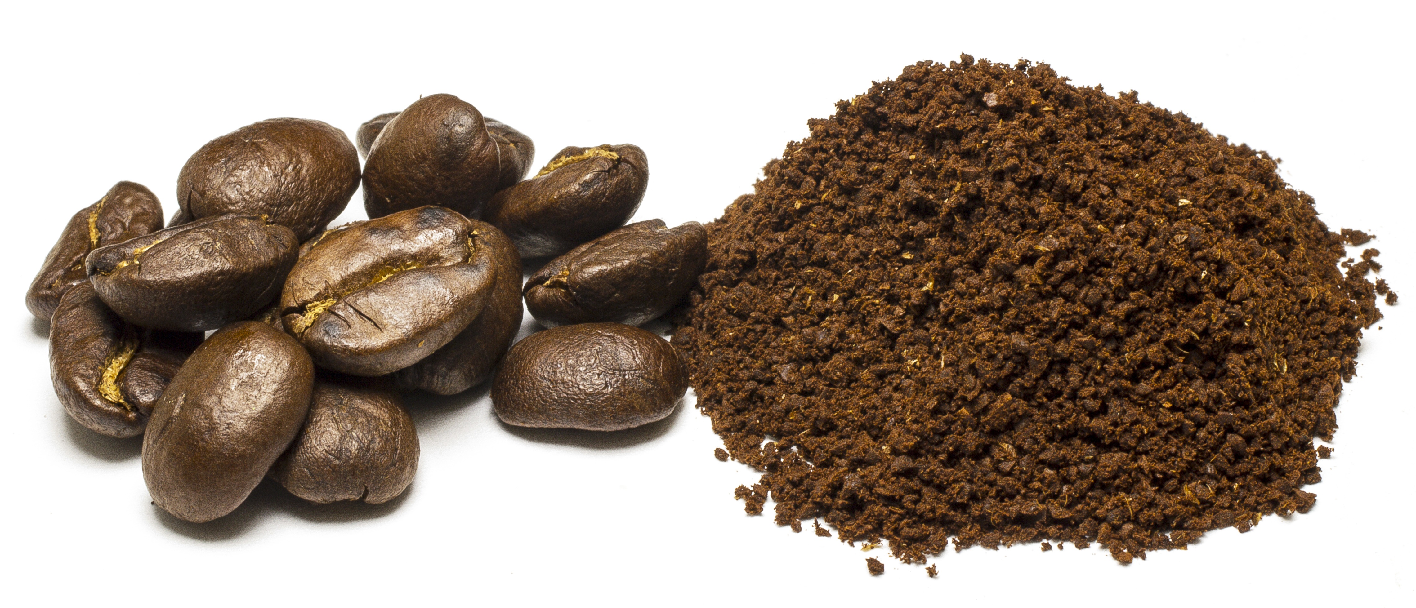 白色背景上的咖啡豆和一堆咖啡粉