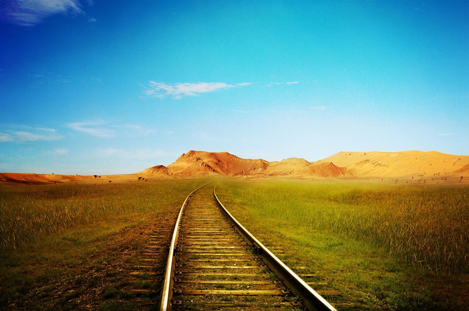 Бесплатное фото Железная дорога в поле