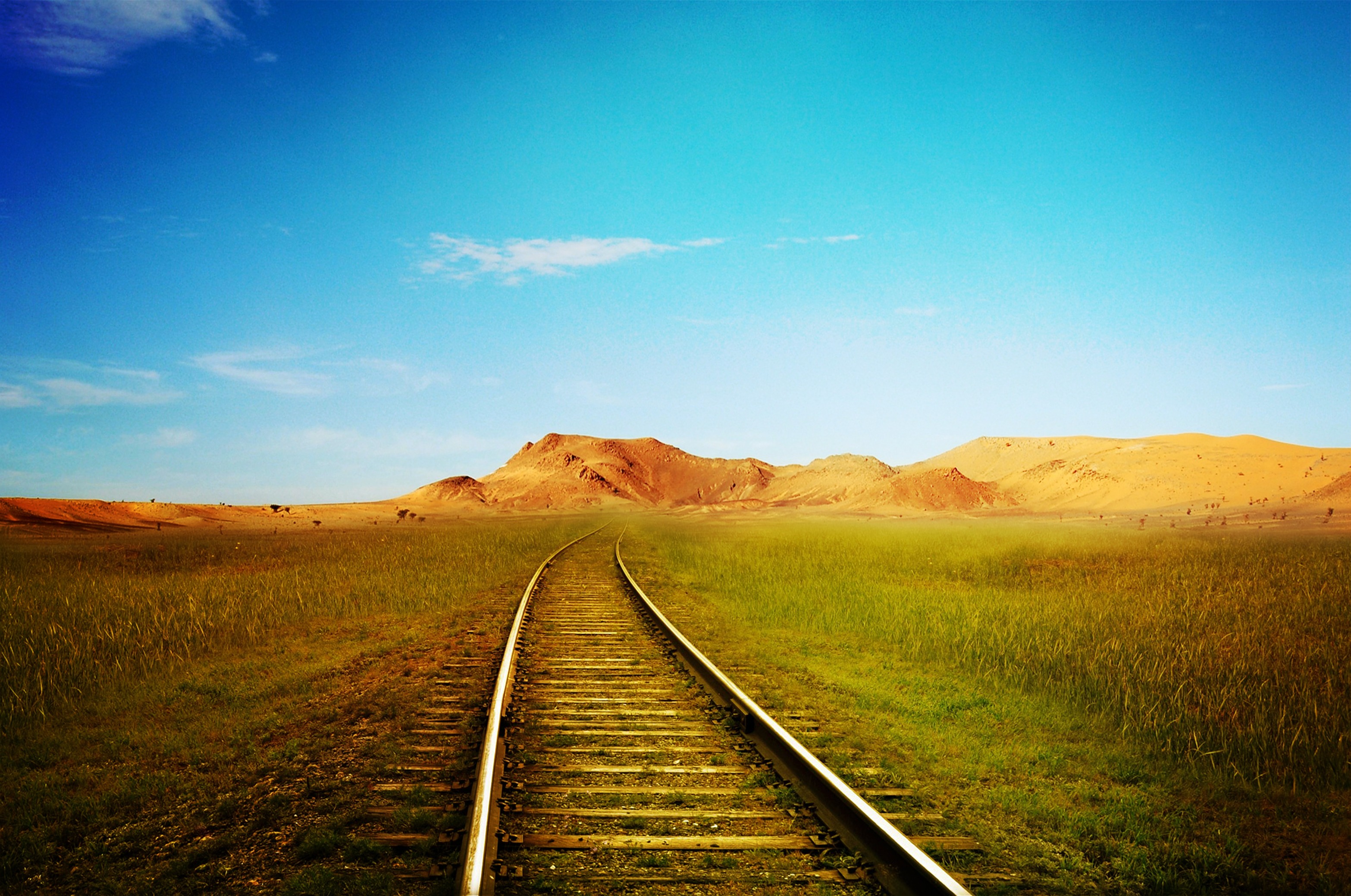 Бесплатное фото Железная дорога в поле