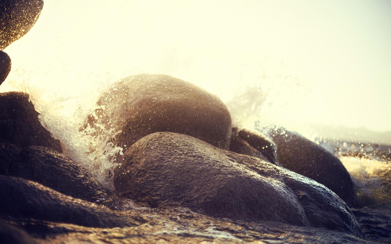 Бесплатное фото Брызги волны разбиваются о камни