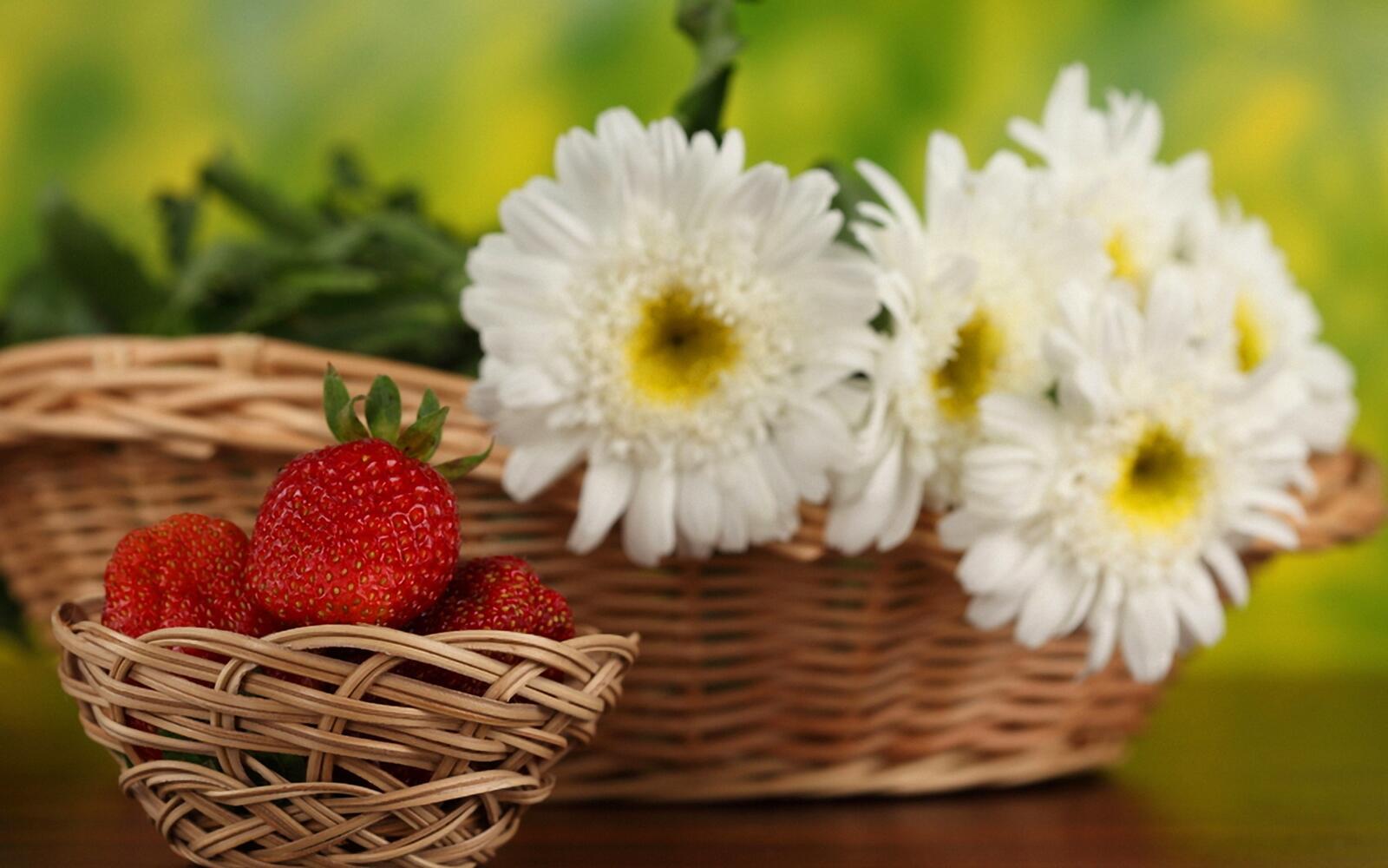Free photo A bouquet of wildflowers with strawberries for breakfast