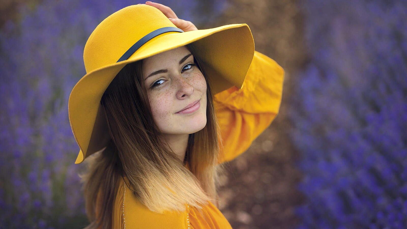 Бесплатное фото Конопатая девушка в желтом костюме с желтой шляпой